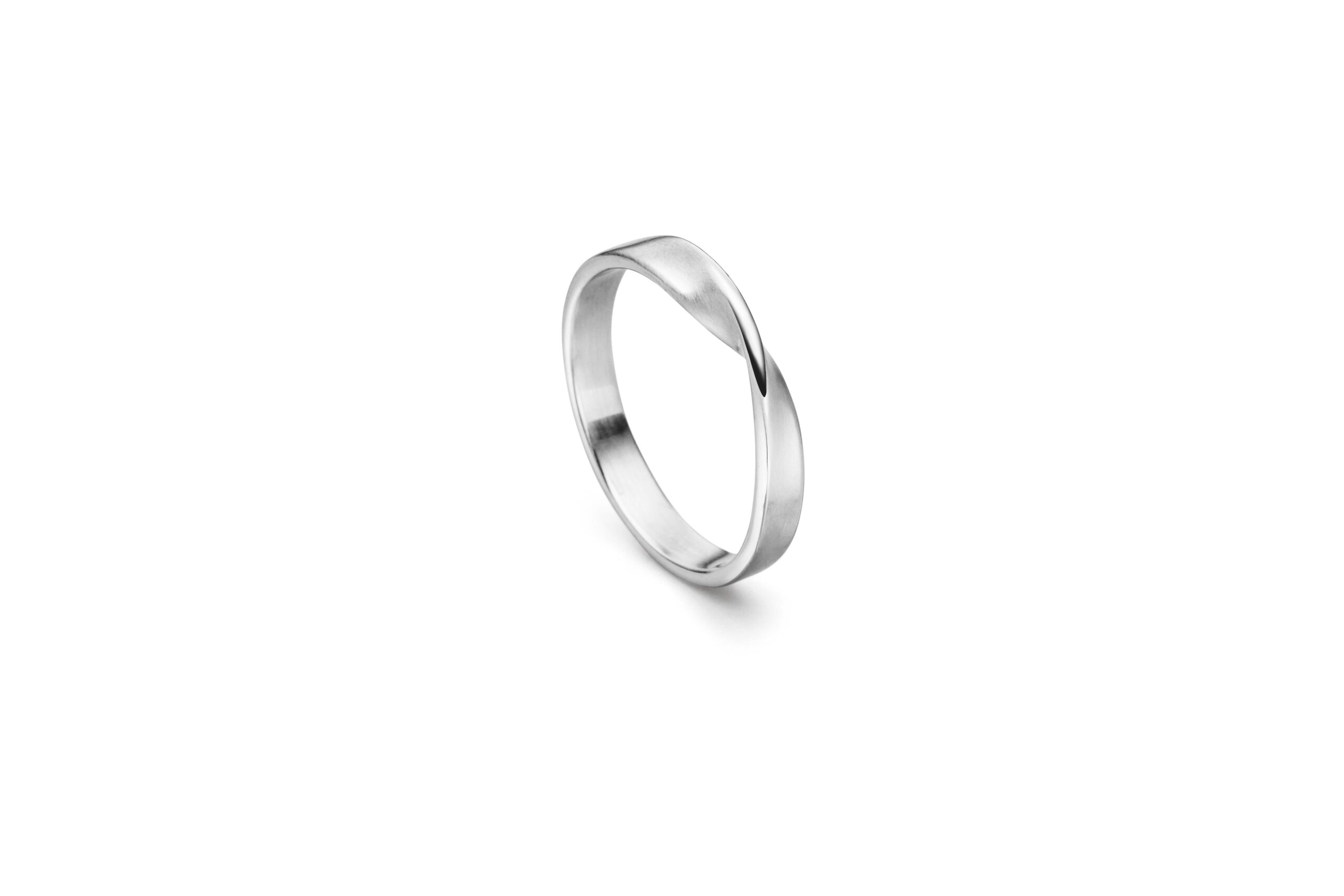 ATELIER WAGNER MÖBIUSRING AUS WEISSGOLD - R-Mb-WG7-58